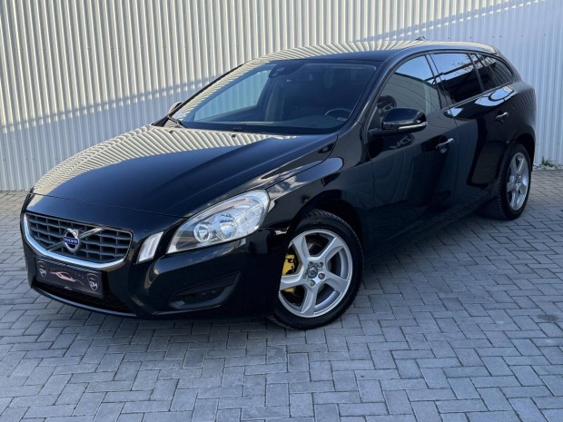 Volvo V60 2.0 D [D3] Momentum Multim�dia.LED.CI...
